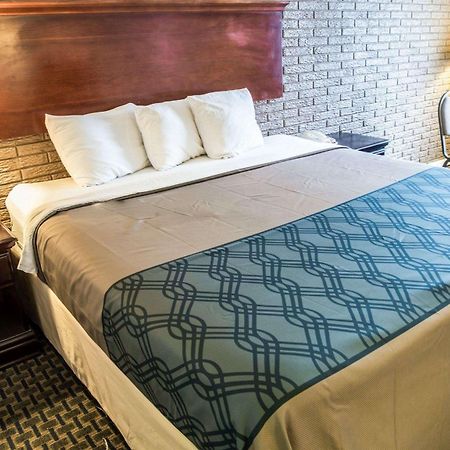 Rodeway Inn & Suites Wilmington North Экстерьер фото