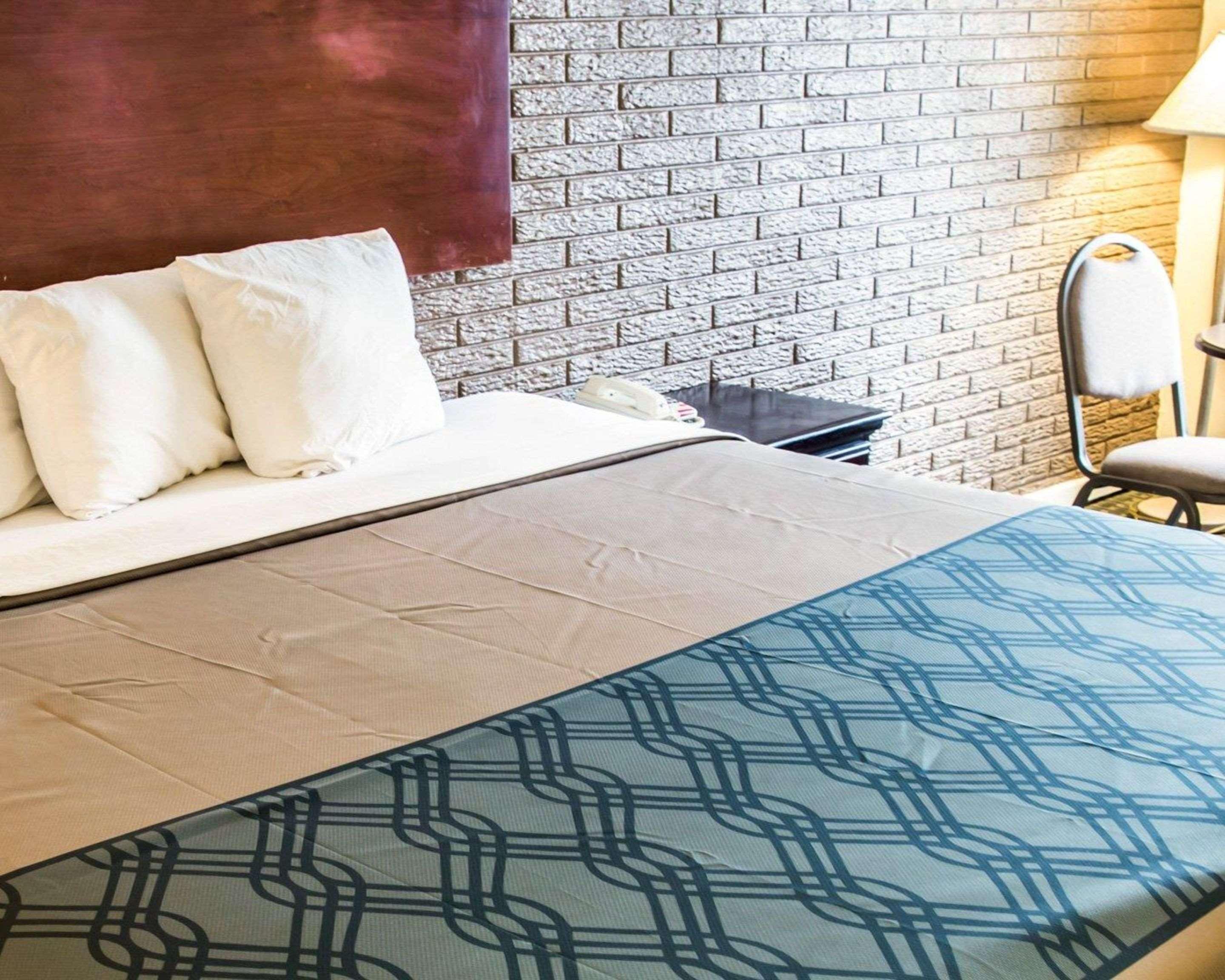 Rodeway Inn & Suites Wilmington North Экстерьер фото