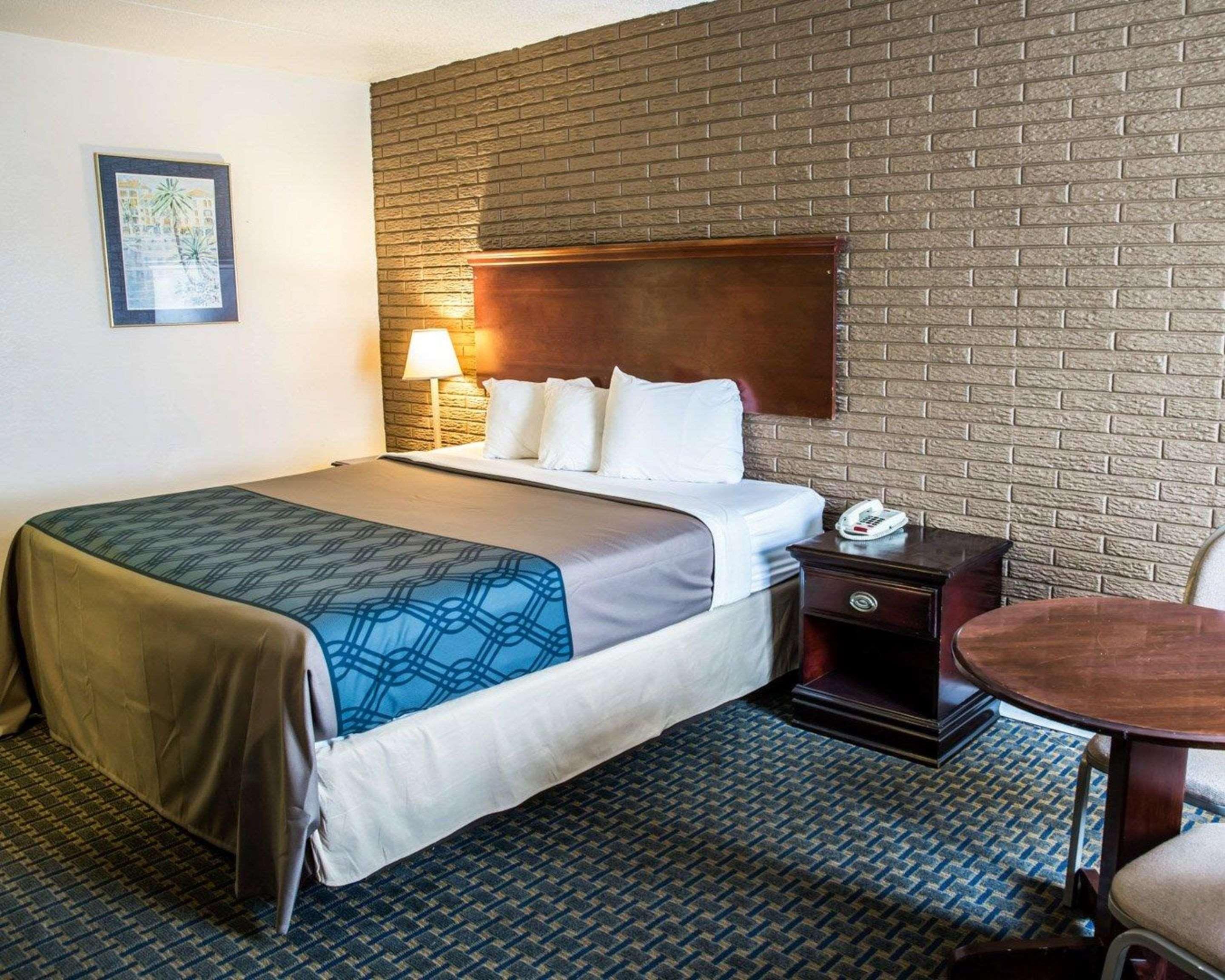 Rodeway Inn & Suites Wilmington North Экстерьер фото