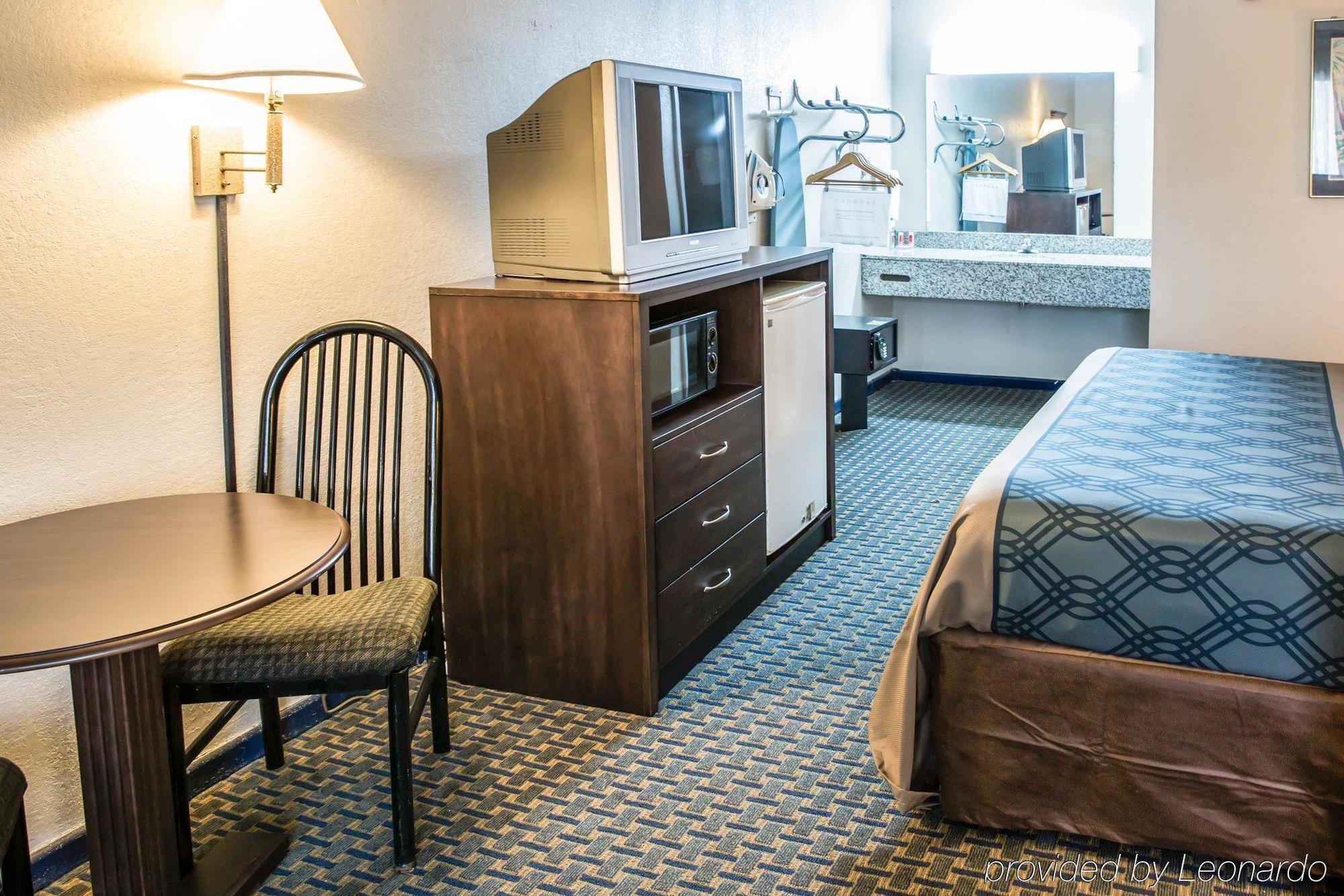 Rodeway Inn & Suites Wilmington North Экстерьер фото