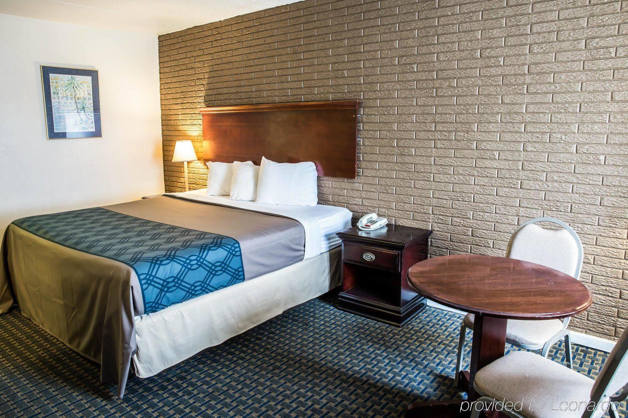 Rodeway Inn & Suites Wilmington North Экстерьер фото