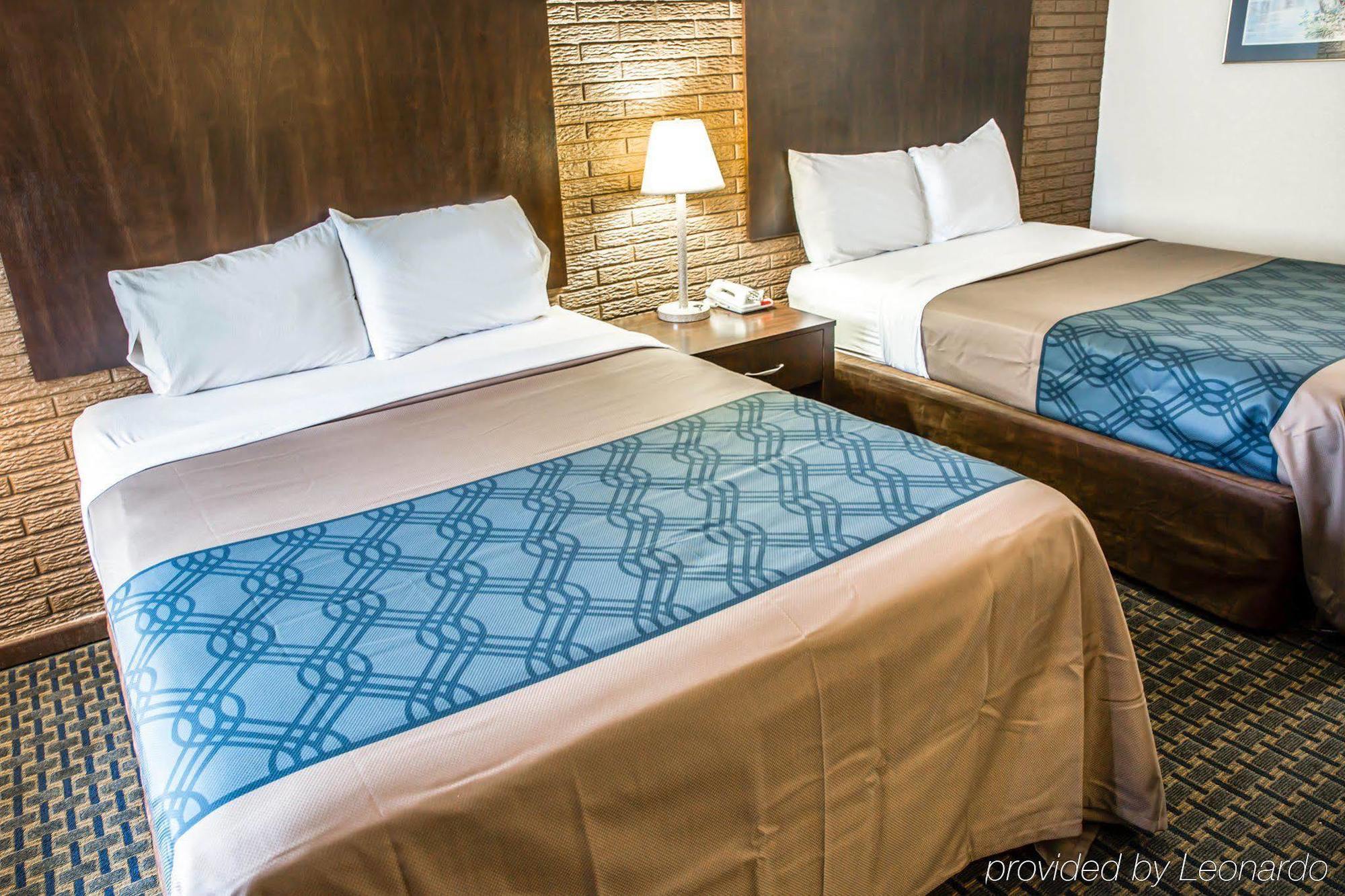 Rodeway Inn & Suites Wilmington North Экстерьер фото