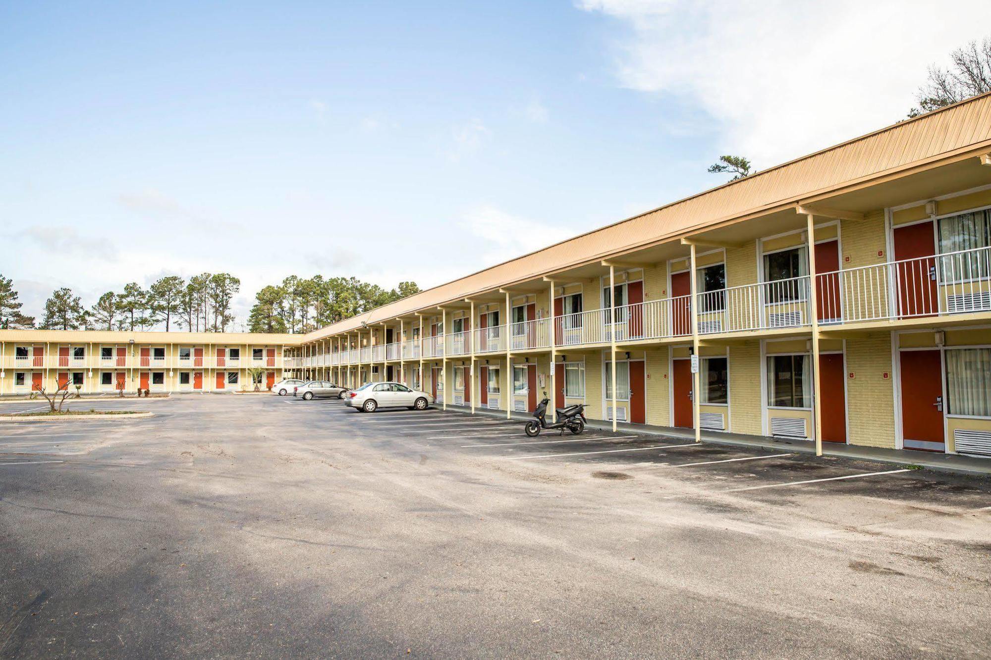 Rodeway Inn & Suites Wilmington North Экстерьер фото