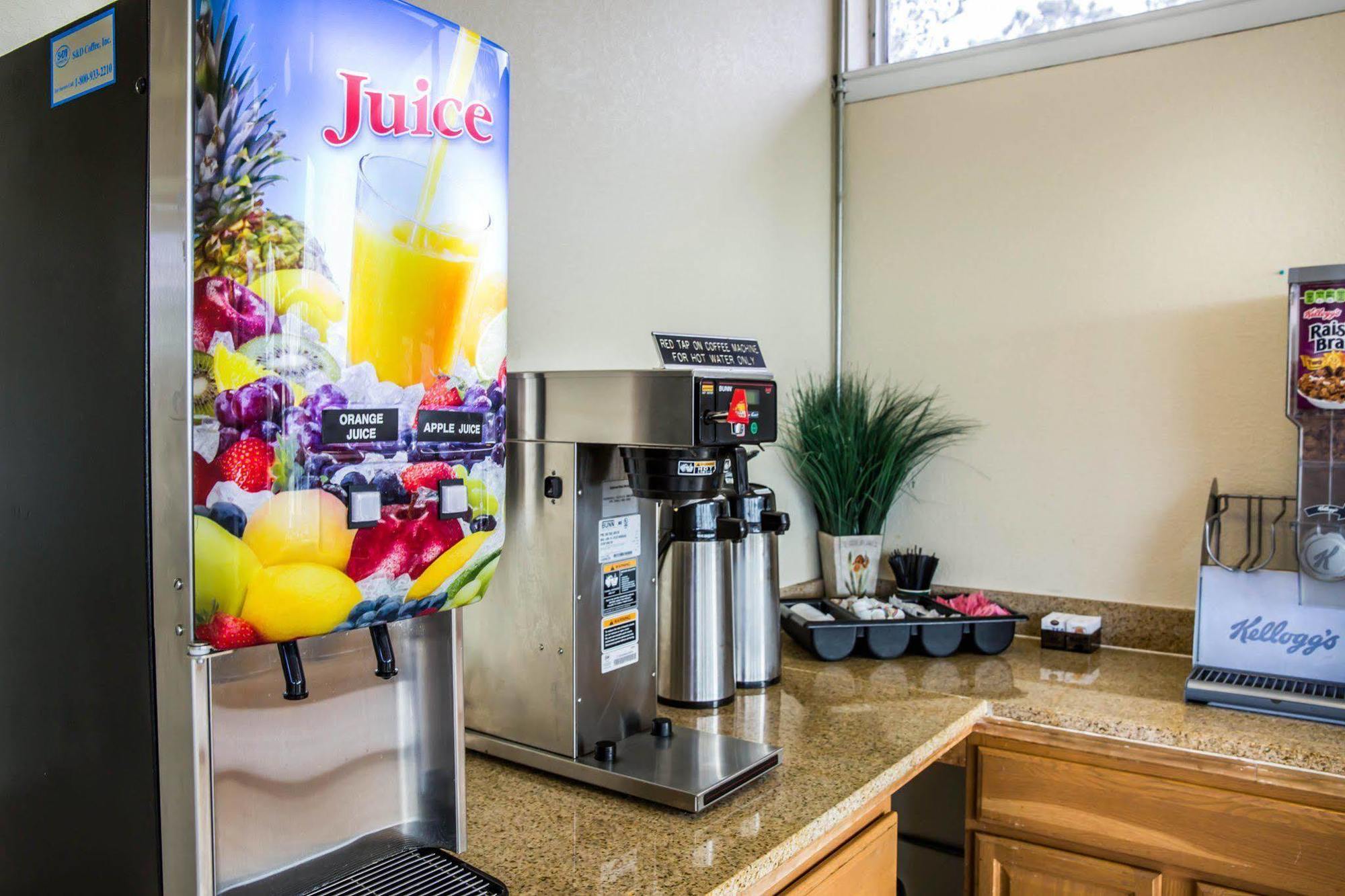 Rodeway Inn & Suites Wilmington North Экстерьер фото