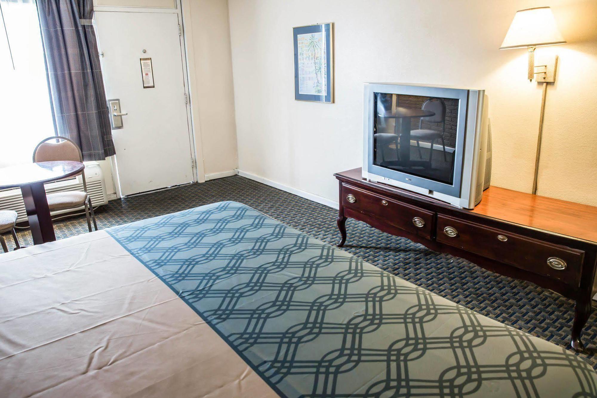 Rodeway Inn & Suites Wilmington North Экстерьер фото