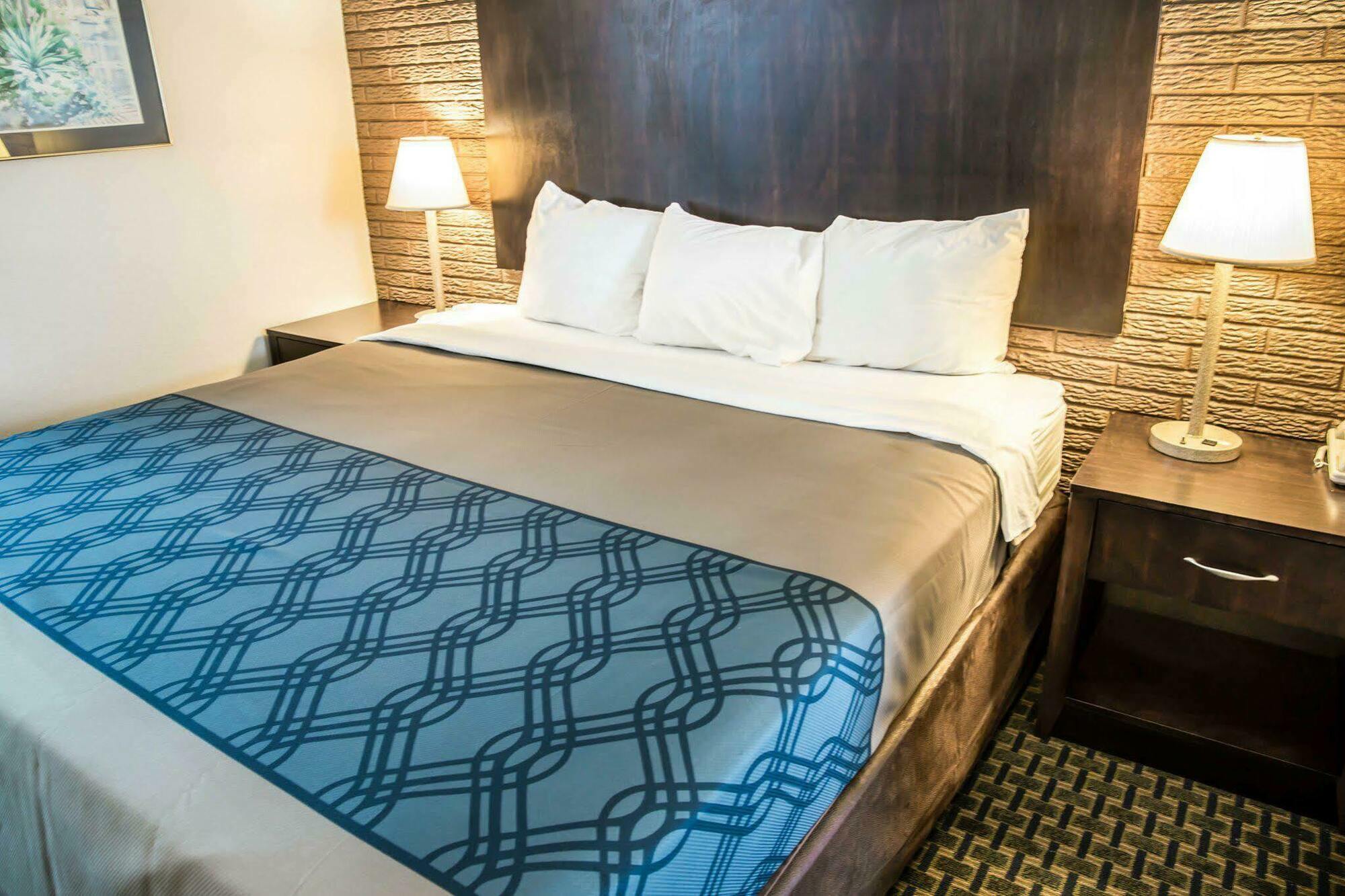 Rodeway Inn & Suites Wilmington North Экстерьер фото